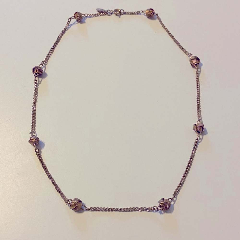 💍 5/$10 vintage Avon knot necklace